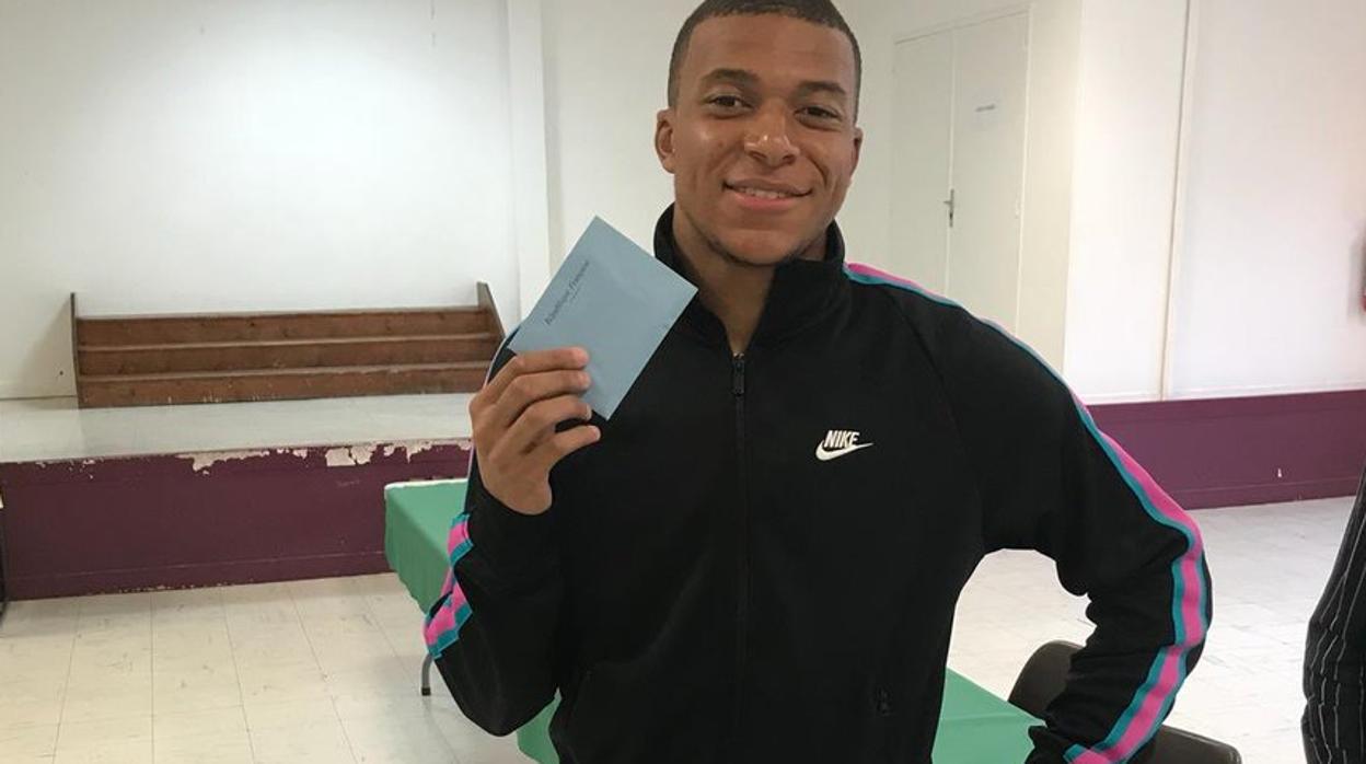 La foto viral de Mbappé votando: «Primero ganó un Mundial y después votó por primera vez»