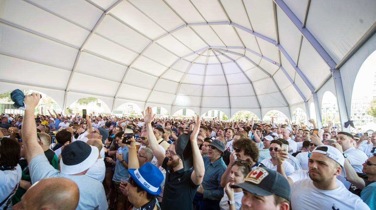 25.000 hinchas del Tottenham en su fanzone