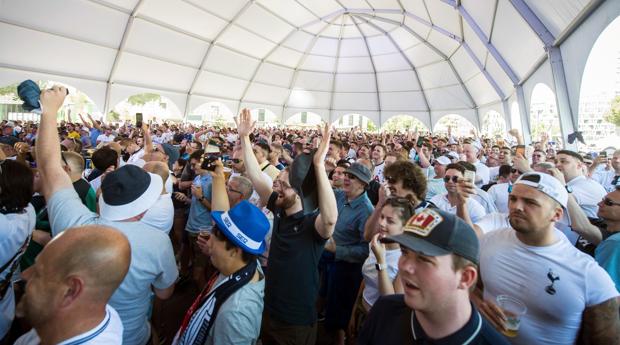 25.000 hinchas del Tottenham en su fanzone