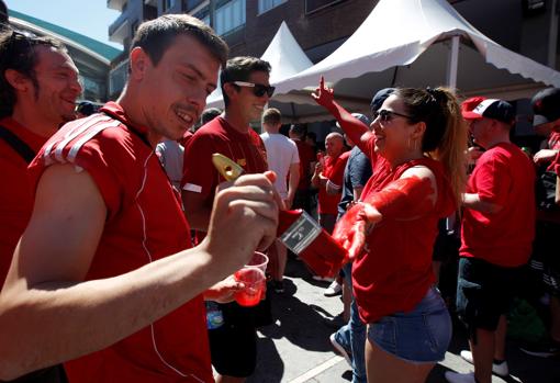 Fiesta sin horarios, decibelios altos y optimismo en la «fan zone» del Liverpool