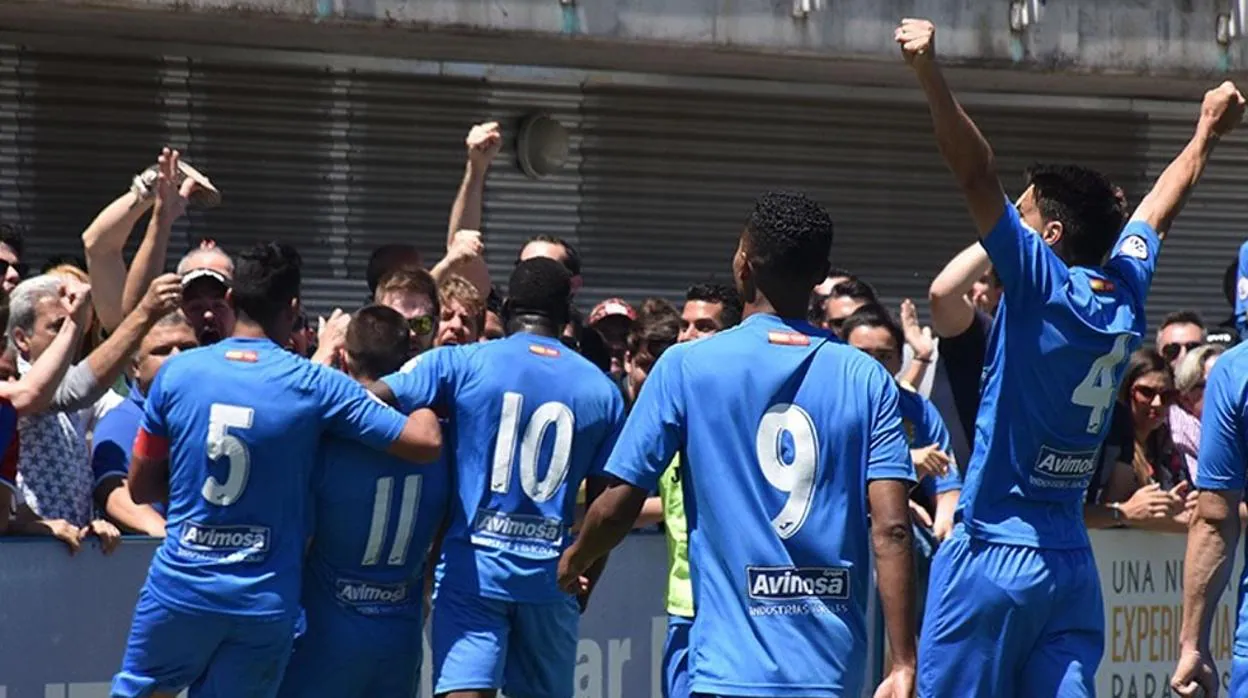 Los jugadores del Fuenlabrada celebran uel ascenso en el Nuevo Colombino de Huelva