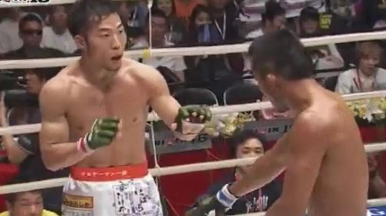 Yusaku Nakamura pide parar el combate mientras su rival señala los dientes en el suelo