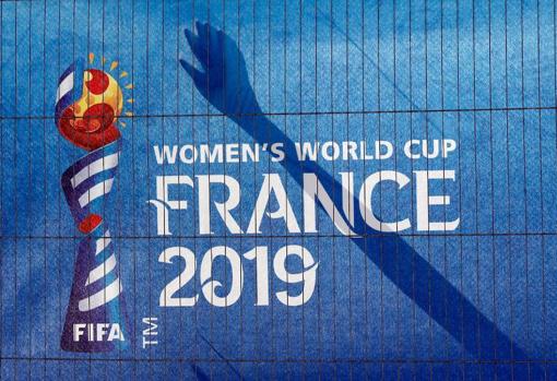 Un operario coloca una lona con el logotipo del Mundial de Francia de Fùtbol Femenino