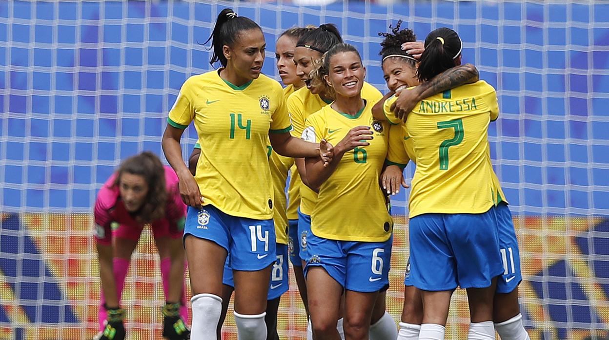 Brasil celebrando uno de los tres goles de Crisiane Rozeira