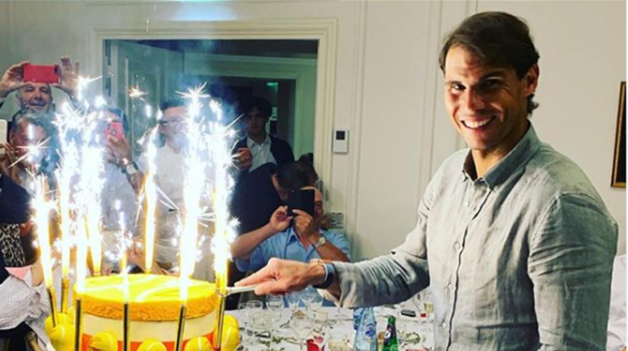 Nadal parte la tarta de celebración de su duodécimo título en París