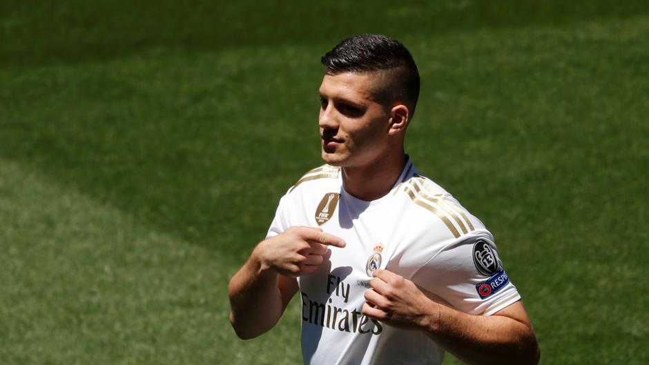 Vídeo: Así ha salido Luka Jović al césped del Estadio Santiago Bernabéu