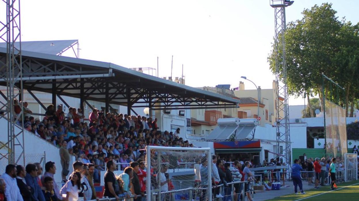 Aficionados viendo el Trebujena-Chiclana el pasado domingo.