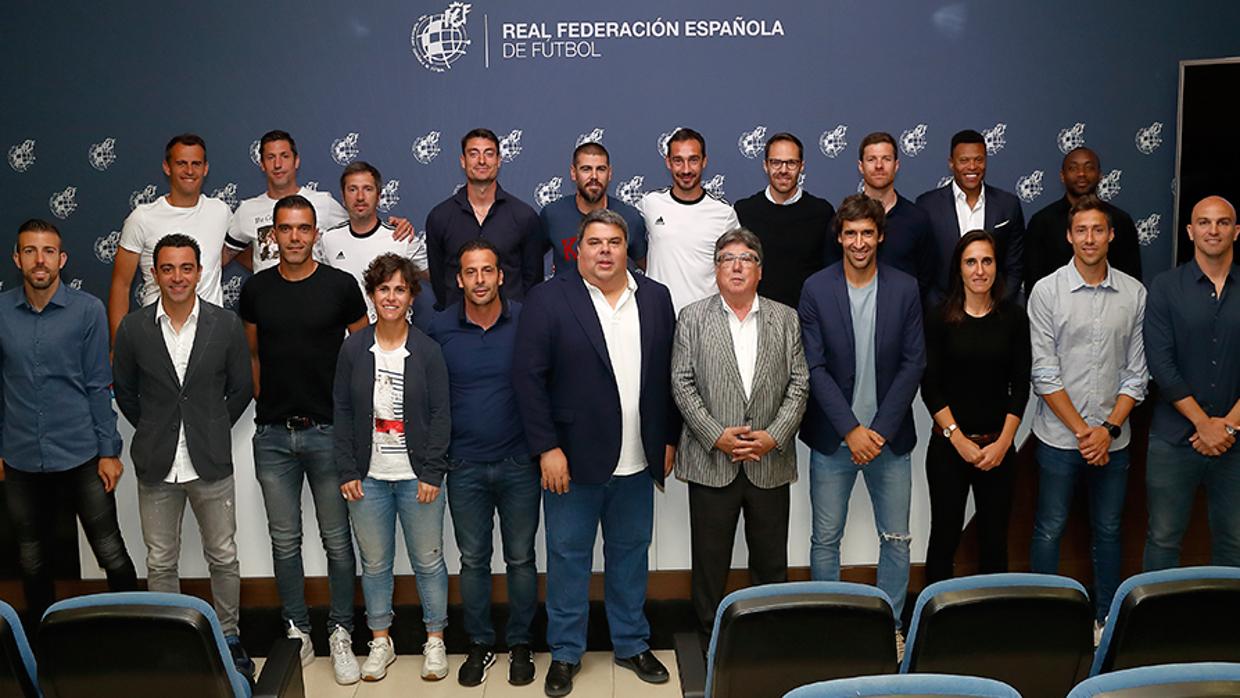 Raúl, Xavi, Valdés y Xabi Alonso, entre los nuevos entrenadores UEFA Pro