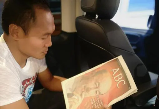 Saenchai observa un ejemplar de ABC durante su estancia en Madrid