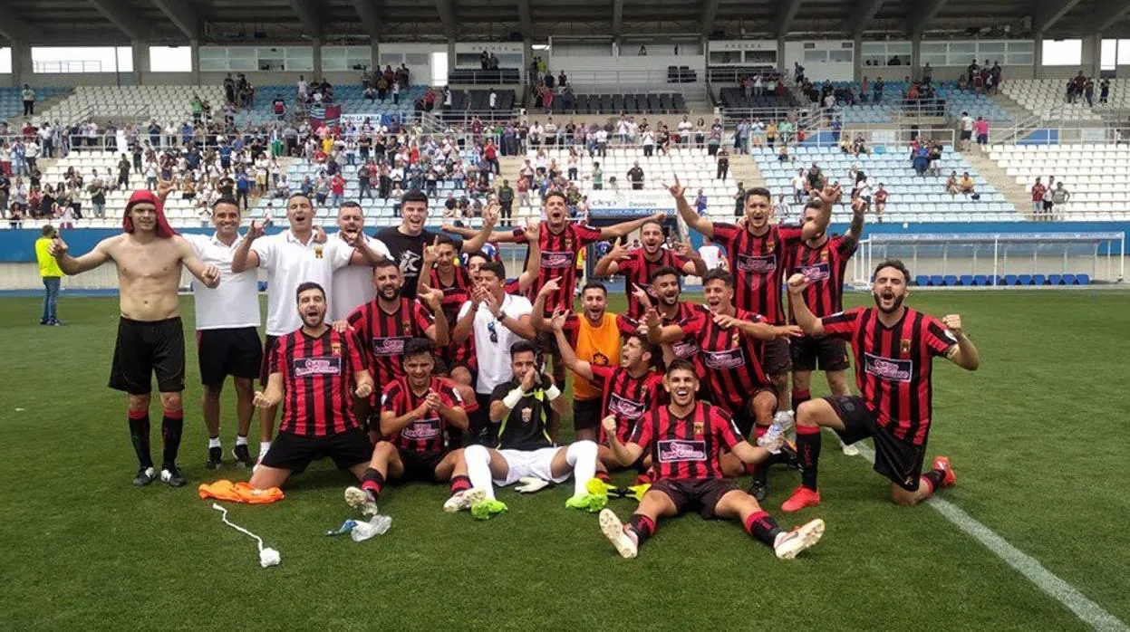 Los jugadores del Unión Viera celebra la clasificación ante el Lorca Deportiva