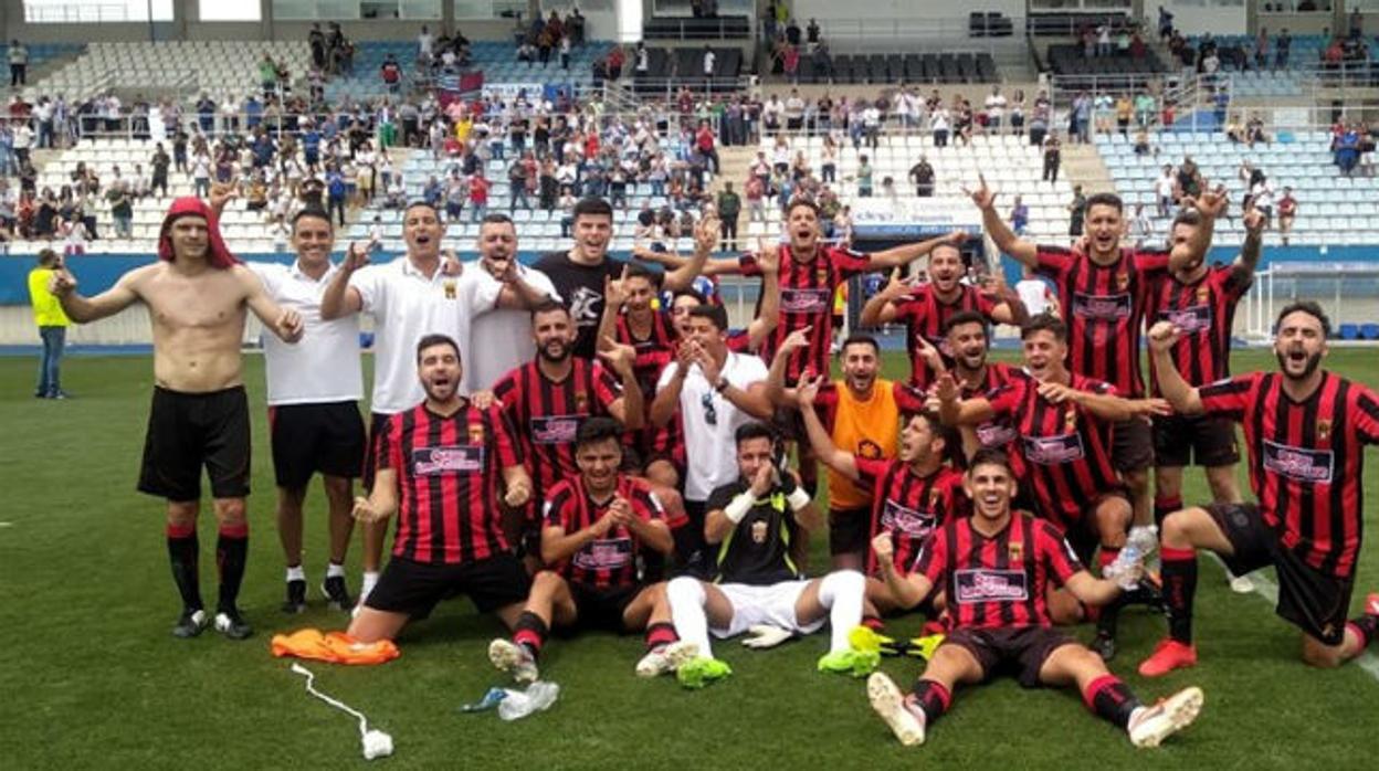 Los jugadores del club canario celebrando el pase en Lorca