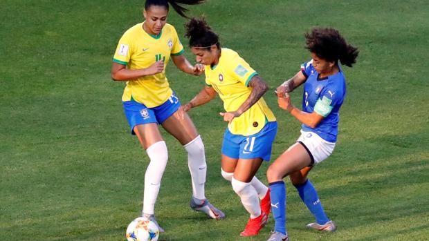 Marta guía a Brasil a octavos con un gol histórico