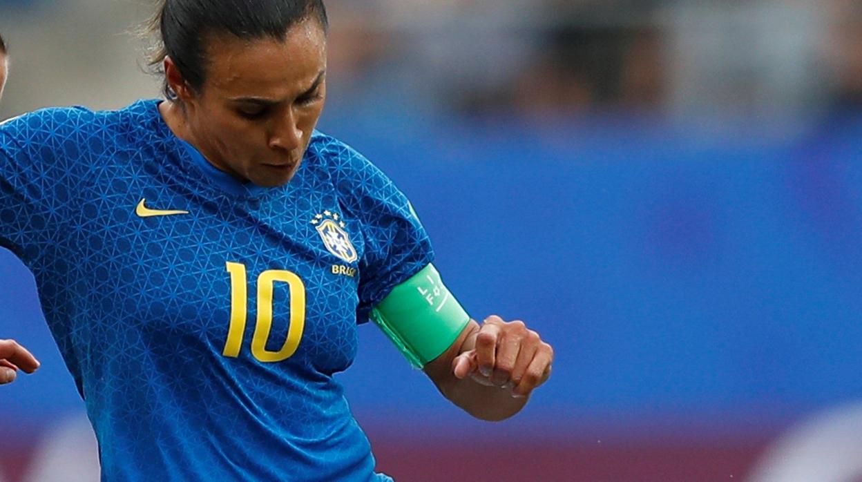 Marta guía a Brasil a octavos con un gol histórico