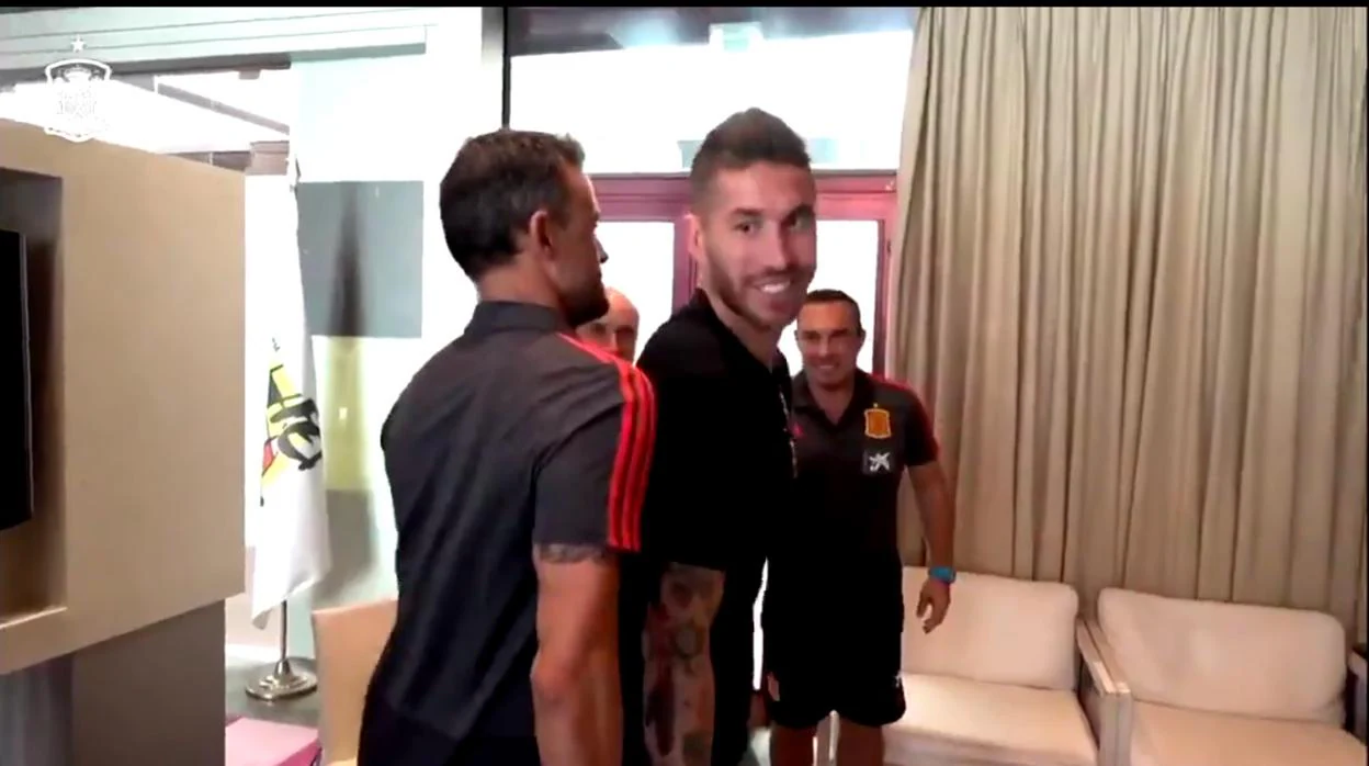 Luis Enrique bromea con Sergio Ramos, en una foto de archivo