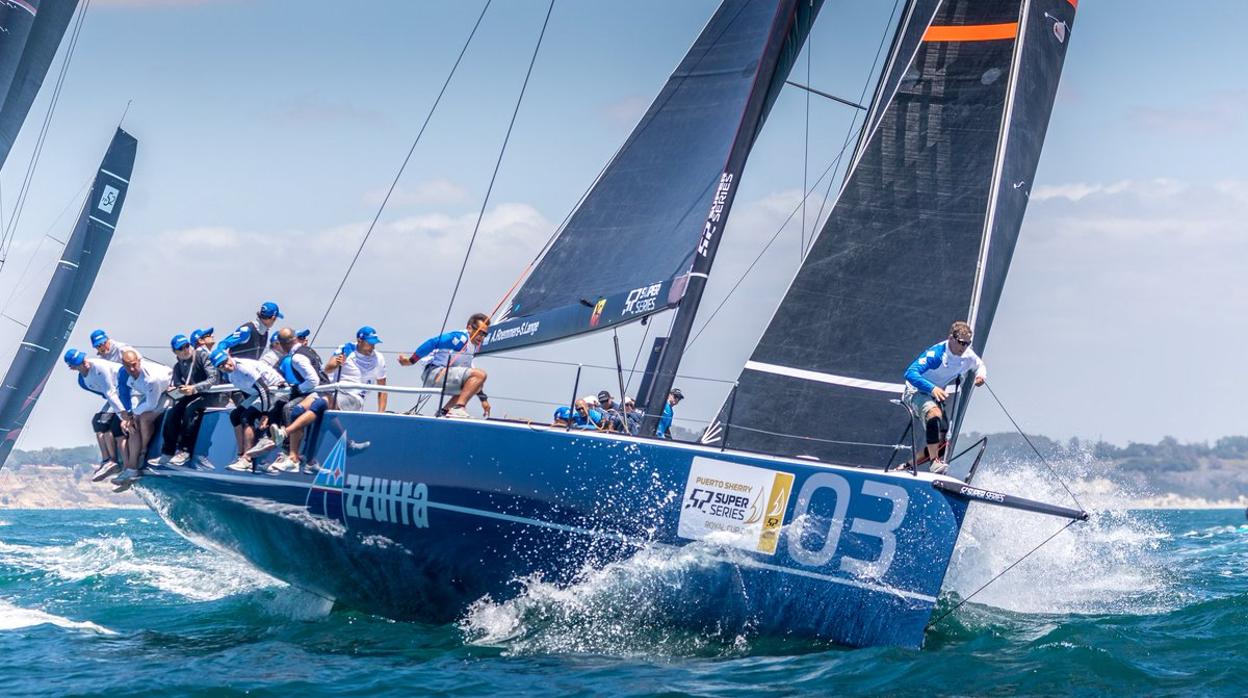 La embarcación Azzurra se coloca al frente de la clasificación en Puerto Sherry.