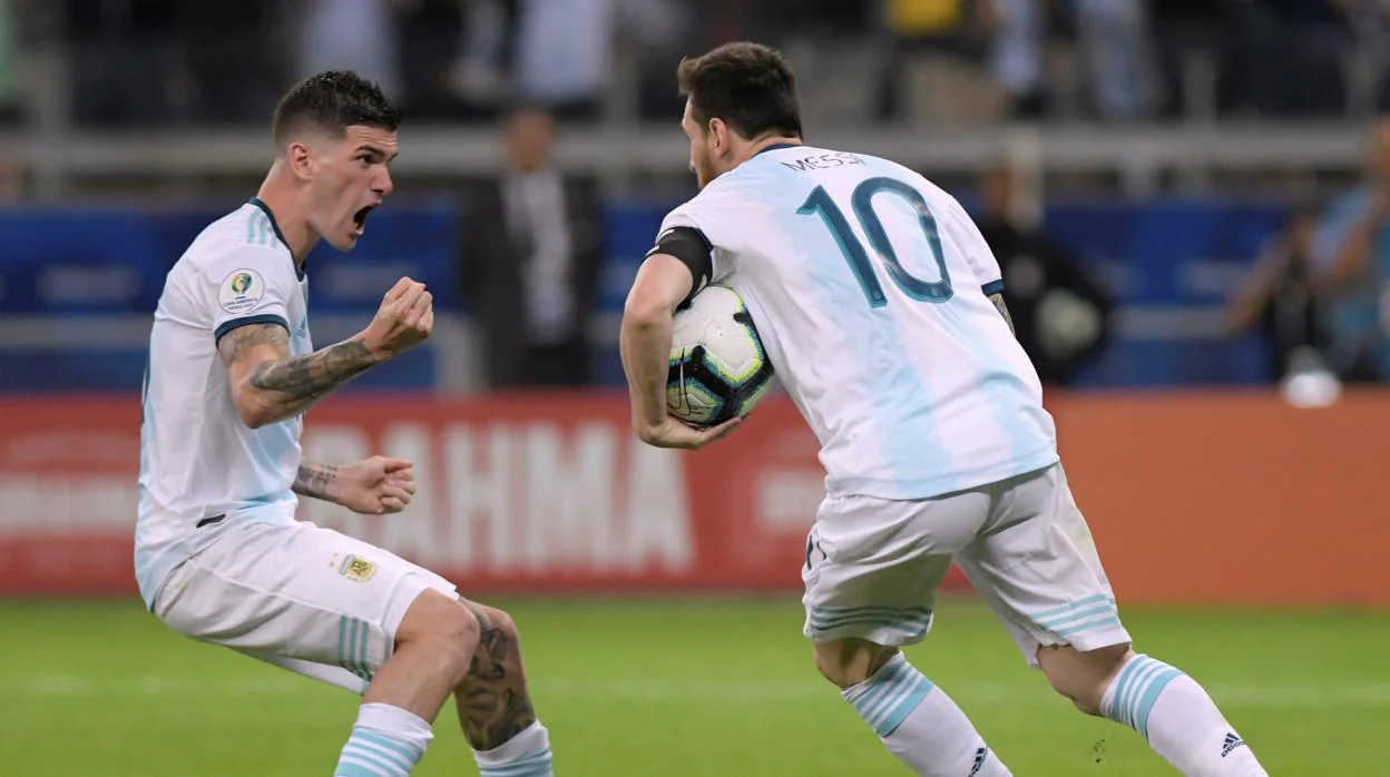 El VAR y Messi evitan otra debacle de Argentina