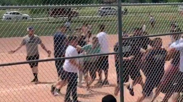 Varios padres se pelean durante un partido de béisbol de niños de siete años