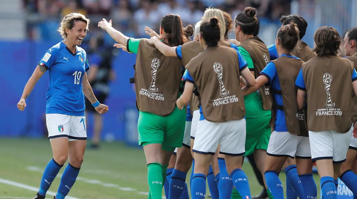 Giacinti celebra con sus compañeras el gol que marcó en el partido