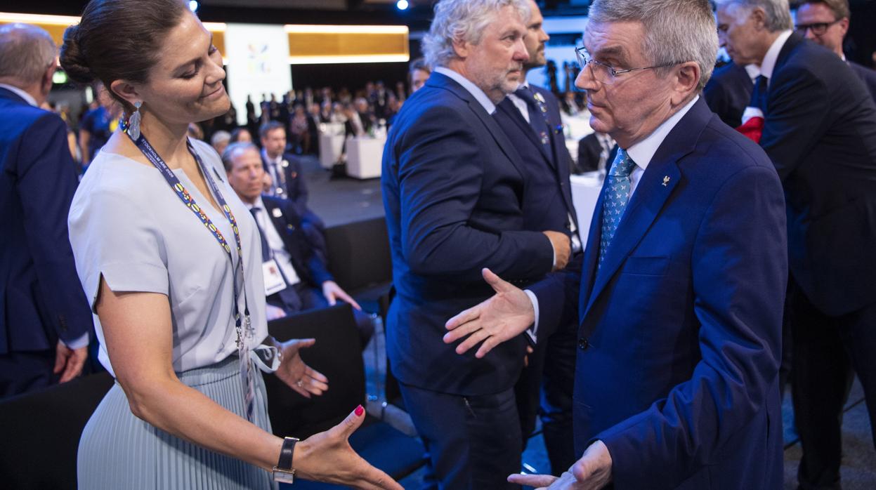 El presidente del COI, Thomas Bach, saluda a la princesa Victoria de Suecia