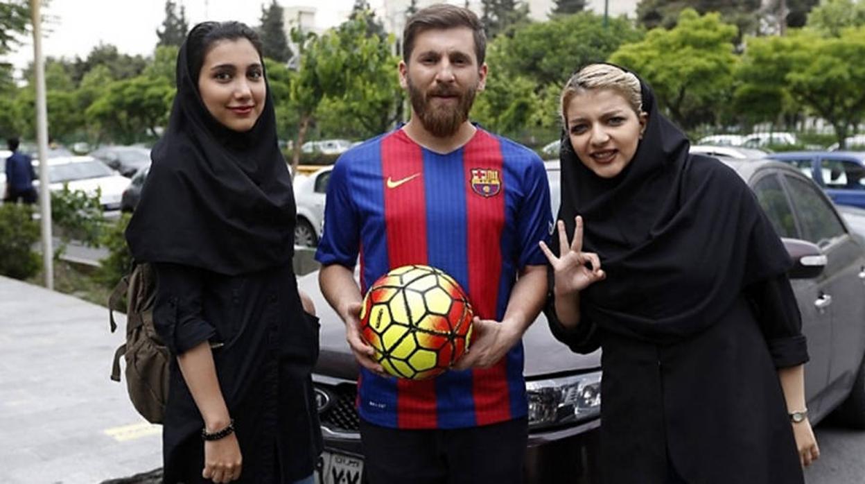 Foto del «falso Messi» junto a dos mujeres