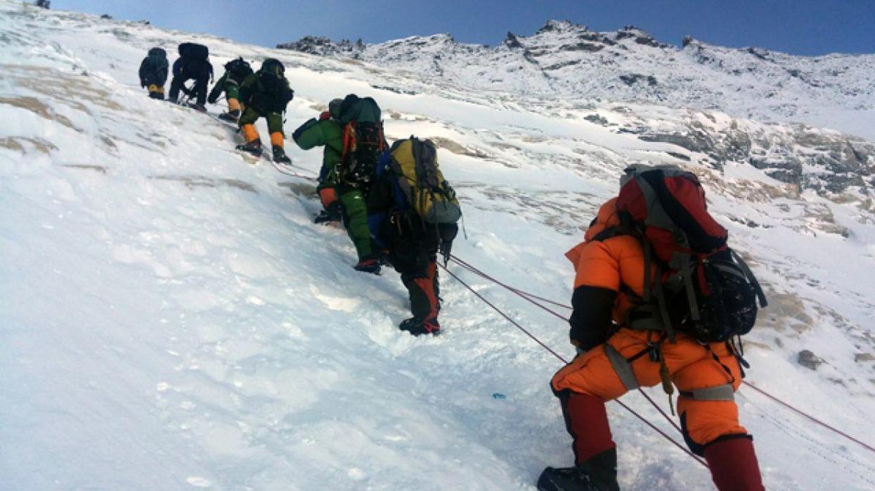 Nepal desoye las súplicas del alpinismo en el Everest