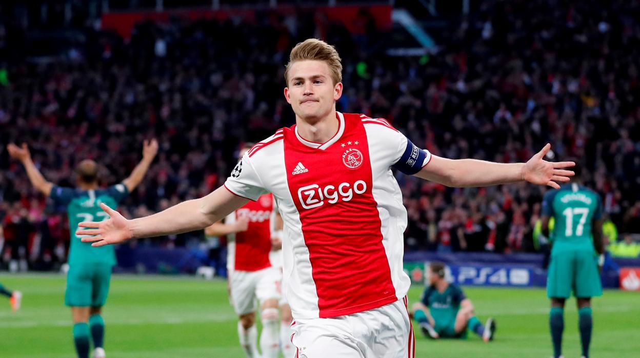 De Ligt celebra un gol con el Ajax ante el Tottenham