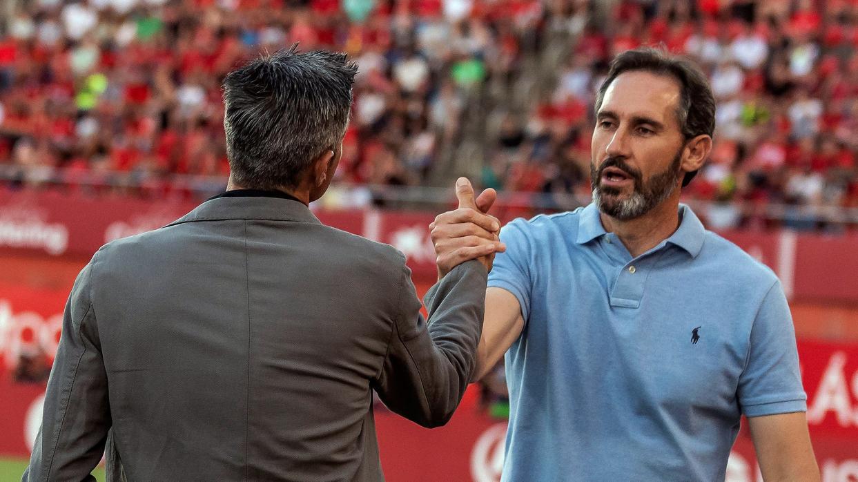 Vicente Moreno saluda a Martí en el partido por el ascenso a Primera división