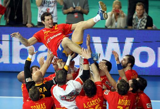 Manteado por sus compañeros tras ganar el oro en el Mundial de España 2013