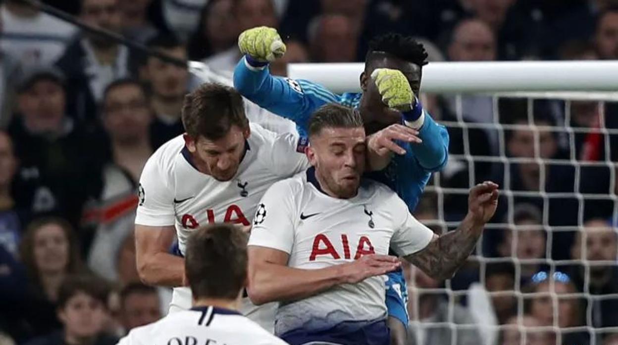 Choque de Vertonghen durante el Tottenham- Ajax