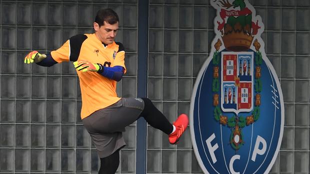 La prensa lusa ve a Íker Casillas en un puesto cercano a la plantilla