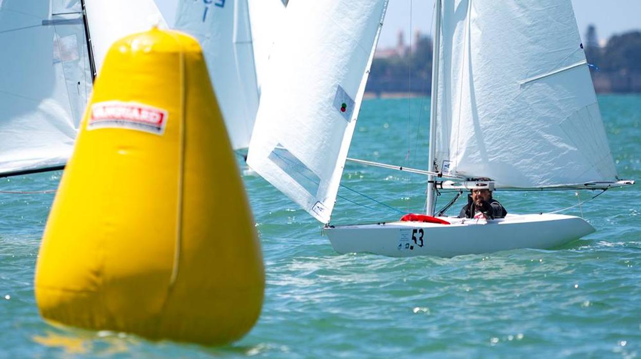 La competición sigue su curso en las aguas de la Bahía de Cádiz.