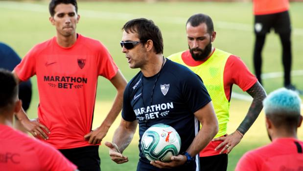 Lopetegui, atendido en el entrenamiento del Sevilla por un pelotazo en la cara