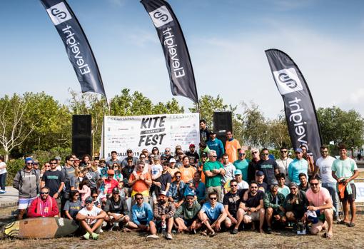 Un espectáculo de saltos y maniobras de kitesurf ponen el broche final al II KiteFest Cesantes