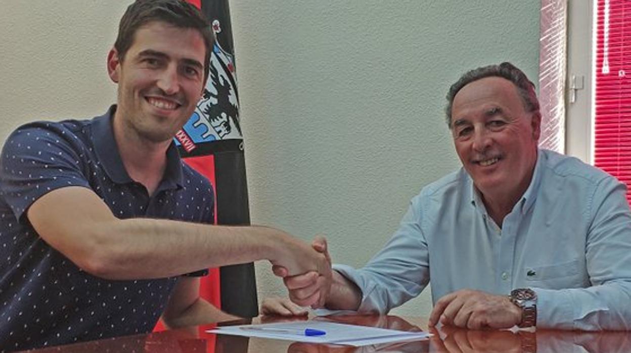 Iraola, en la firma de su contrato como técnico del Mirandés