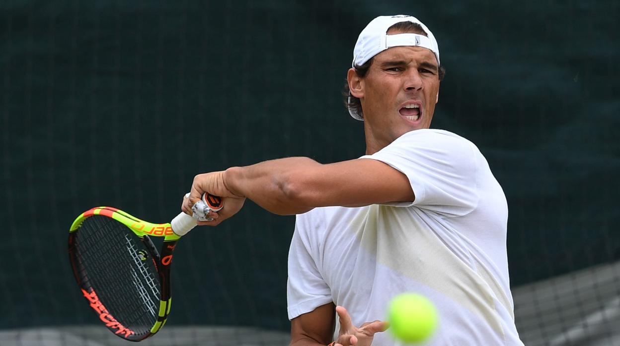 Nadal golpea una bola durante el entrenamiento previo al partido contra Querrey