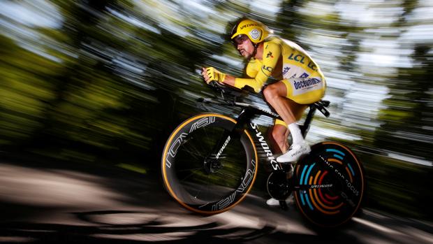 Alaphilippe se exhibe en la crono y llega aún más líder al Tourmalet