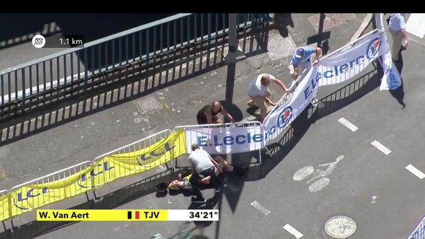 Wout Van Aert, evacuado tras sufrir una durísima caída