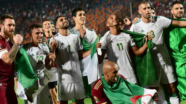 Argelia derrota a Senegal y alza su segunda Copa África 29 años después