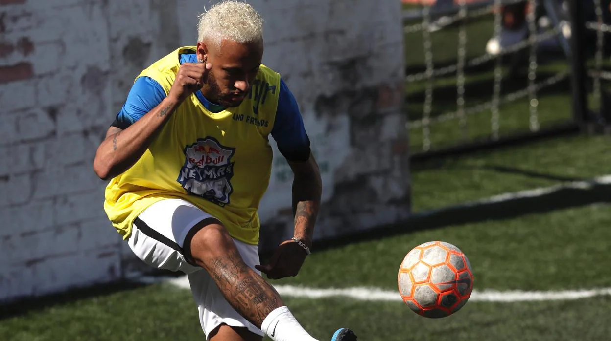 Neymar durante un entrenamiento con el PSG
