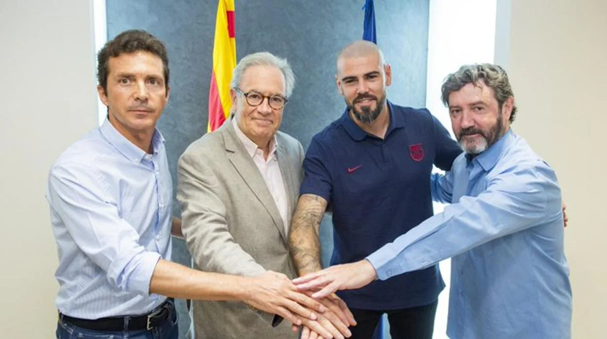 Victor Valdés, segundo por la derecha, en la imagen difundida por el Barcelona
