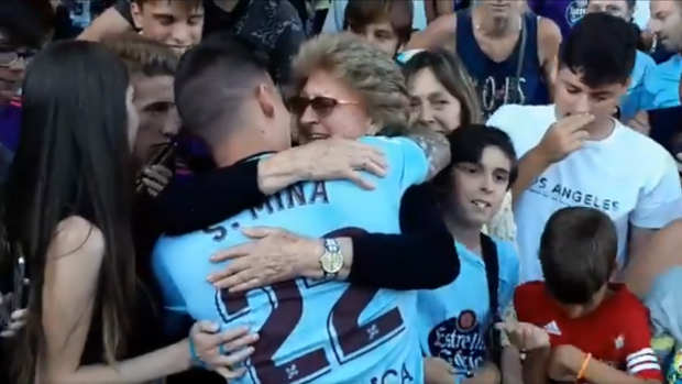 El emocionante abrazo de Santi Mina con su abuela