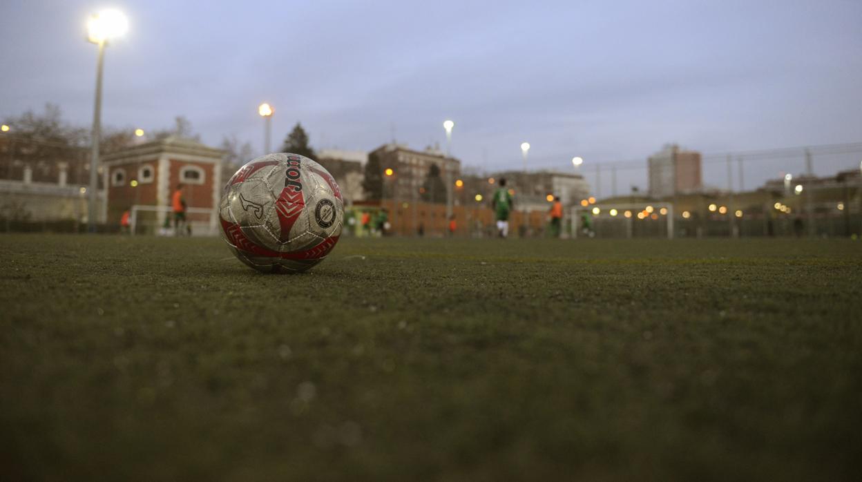 La prohibición de los microplásticos amenaza el fútbol modesto