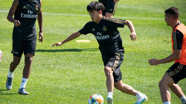 Kubo sigue maravillando: se va entre tres y marca un golazo en el entrenamiento