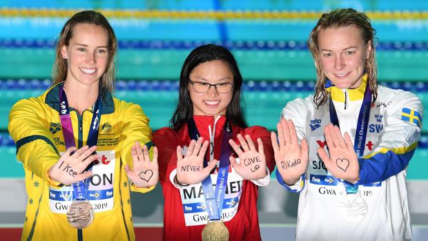 El precioso detalle de tres medallistas con una rival