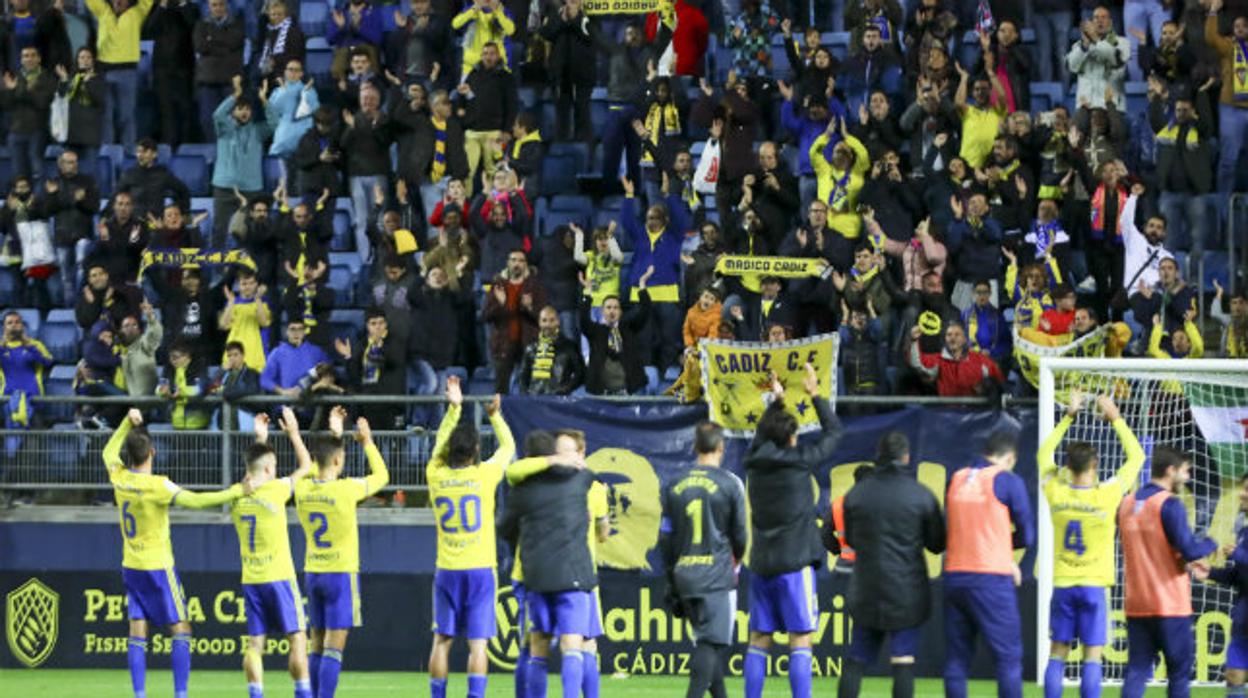 El equipo aplaude a la afición en el Estadio Ramón de Carranza.