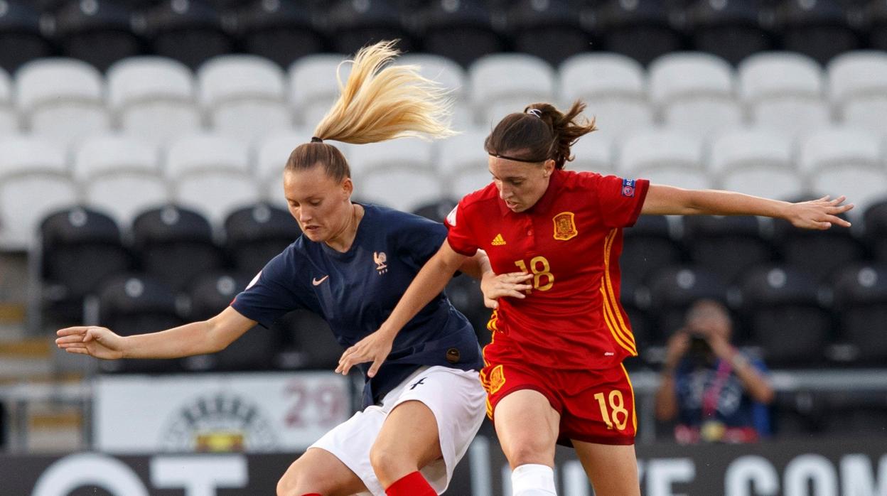 La jugadora de la selección española de fútbol femenino sub-19 Eva Navarro disputa un balón con la defensa francesa Emeline Saint-Georges