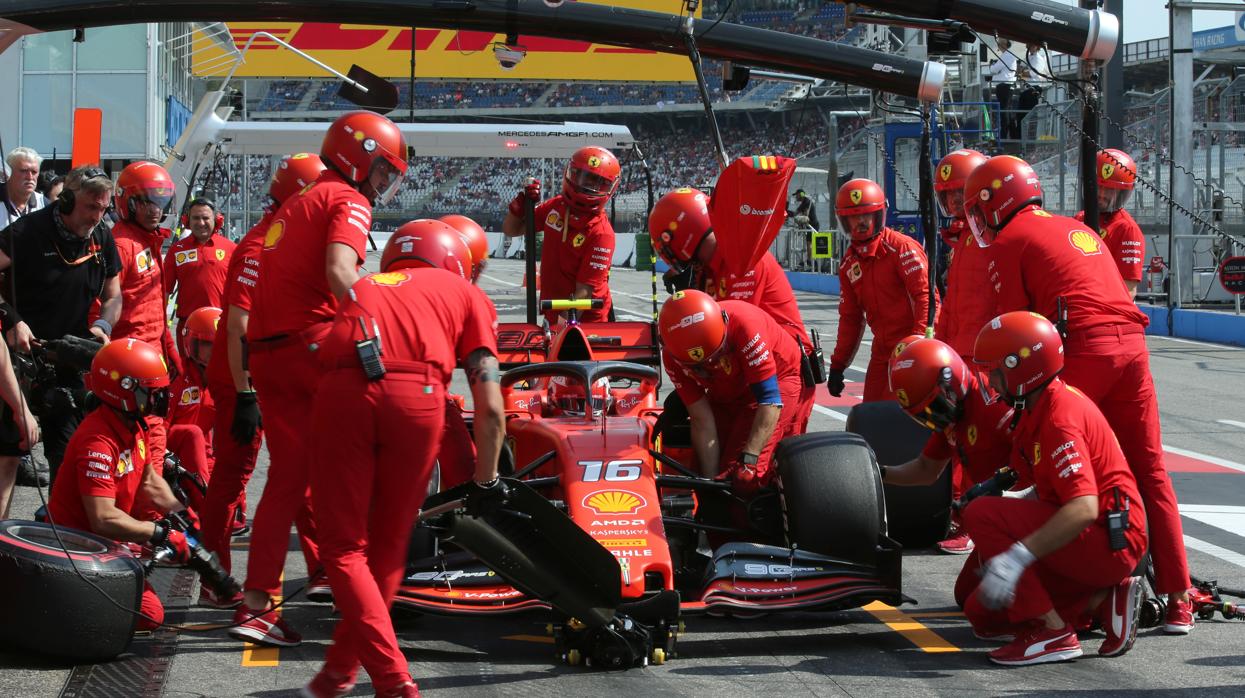 Uno de los Ferrari en el 'pit lane'