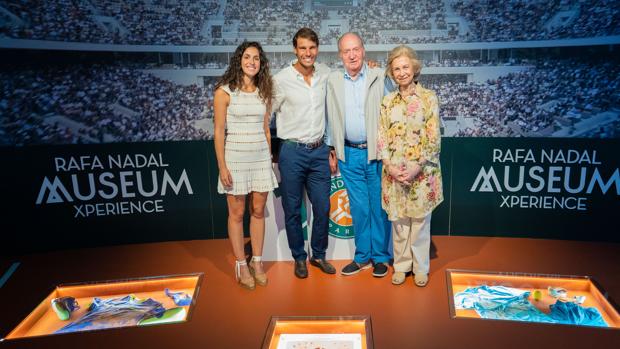 Los reyes eméritos Juan Carlos y Sofía visitaron la academia de Rafa Nadal