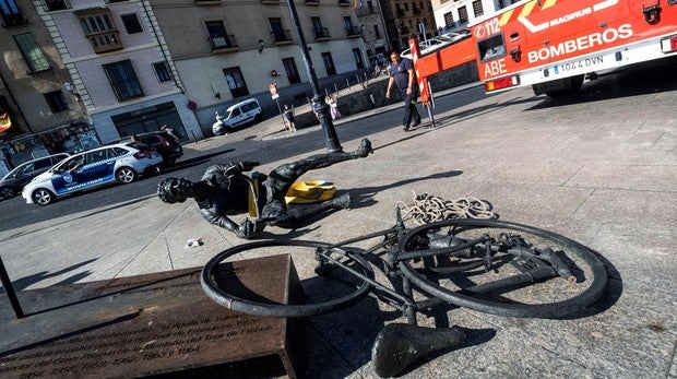 Aparece destrozada la estatua de Bahamontes en Toledo