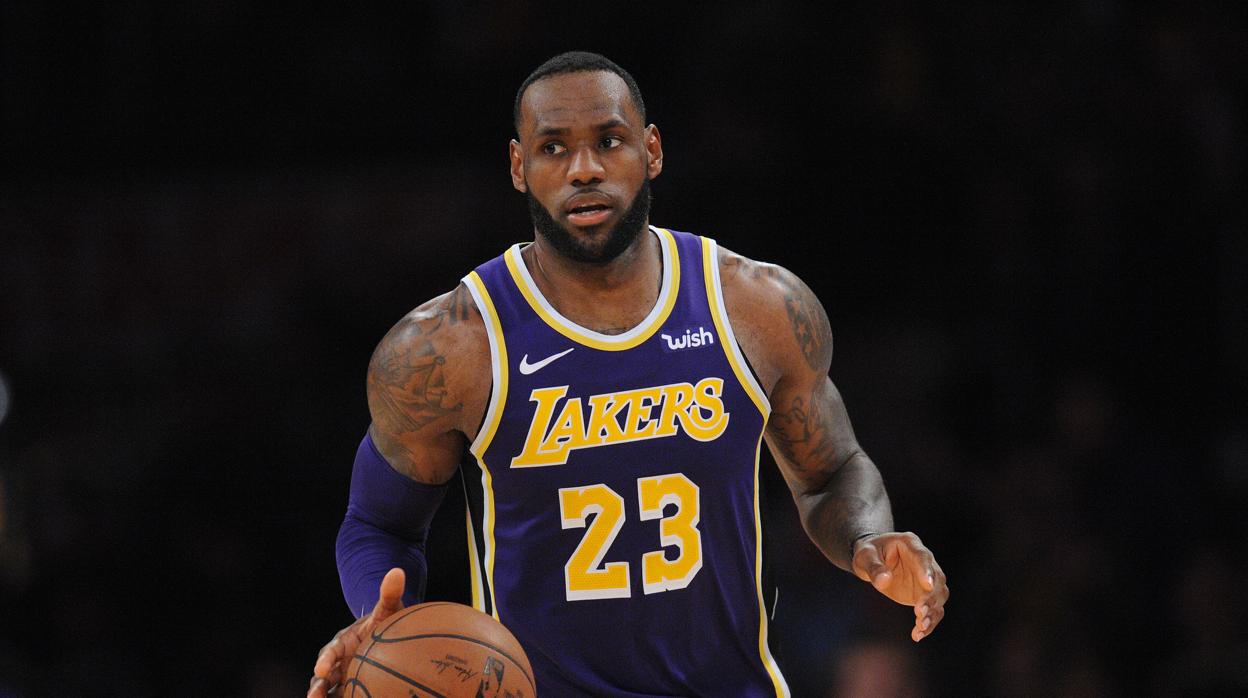 LeBron James en un partido ante los Denver Nuggets en el pasado mes de marzo